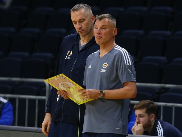 Pavyzdys: T. Masiulis beveik dešimtmetį dirbo Š. Jasikevičiaus štabe, tad pasisėmė nemažai vertingų idėjų.