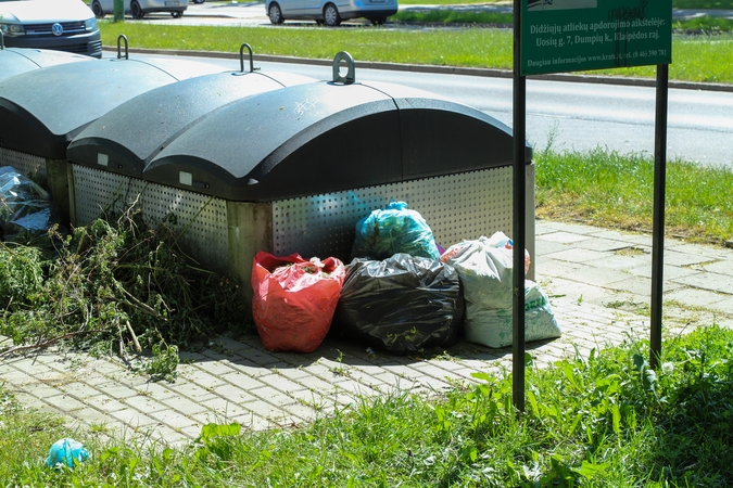 Įpročiai: klaipėdiečiai šiukšles mėto ne tik pro langus, bet ir dažnai jas palieka prie konteinerių, užuot įmetę į juos.