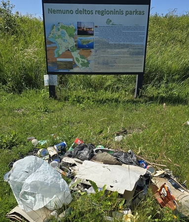 Paliko: Skirvytės upės pakrantę poilsiautojai pavertė šiukšlynu.