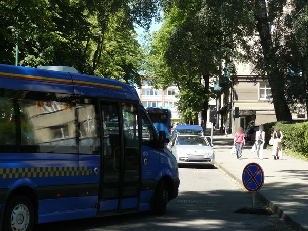 Kliūtys: dėl Atgimimo aikštės išminavimo darbų autobusų maršrutai miesto centre kurį laiką vingiuos Danės, J. Karoso ir Liepų gatvėmis.