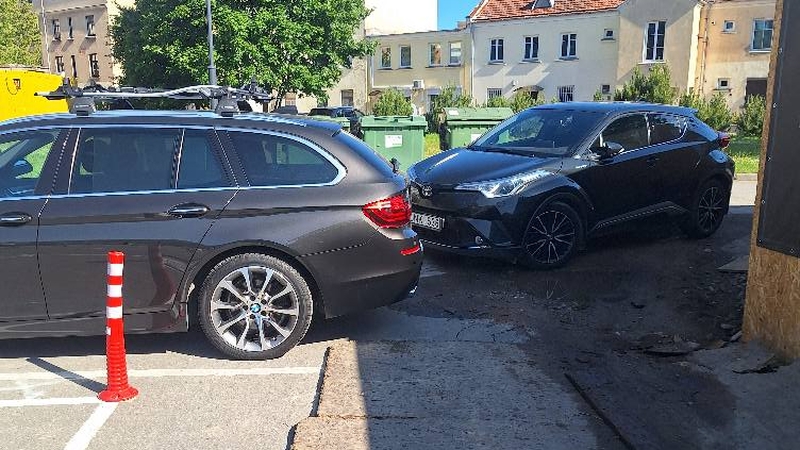 Skundėsi: palikti automobiliai užblokavo vienintelę galimybę išvažiuoti iš Jūrininkų sveikatos priežiūros centro.