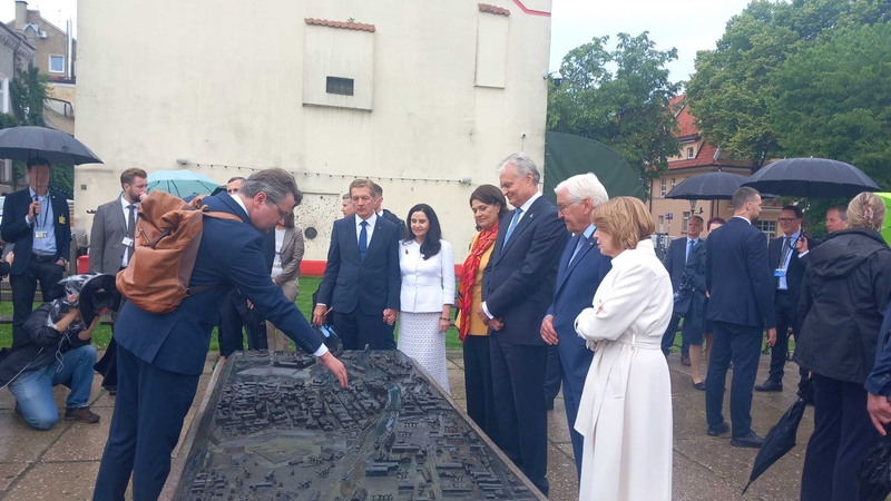 Svečiai: istorikas V. Safronovas (kairėje) svečiams pasakojo apie mūsų uostamiesčio istoriją.