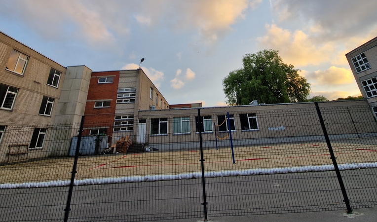 Svarstymai: klaipėdiečiams kilo klausimų, kam skirta Baltijos gimnazijos tinklinio aikštelė, kuri esą beveik visą laiką užrakinta.
