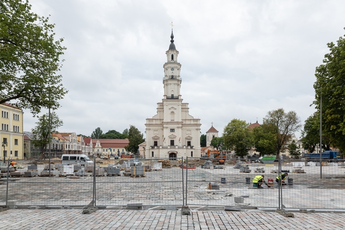 Danga: Rotušės aikštės viduryje klojamas granitas, o važiuojamojoje dalyje – akmenys, tačiau siekiama, kad abi dangos būtų vienodo aukščio.