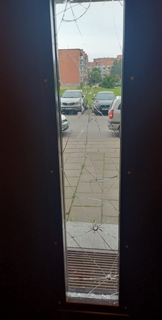 Suniokojo: gyvenamojo daugiabučio durys atrodo tarsi iš siaubo filmo – kažkas jas tarsi sušaudo jau antrą kartą.