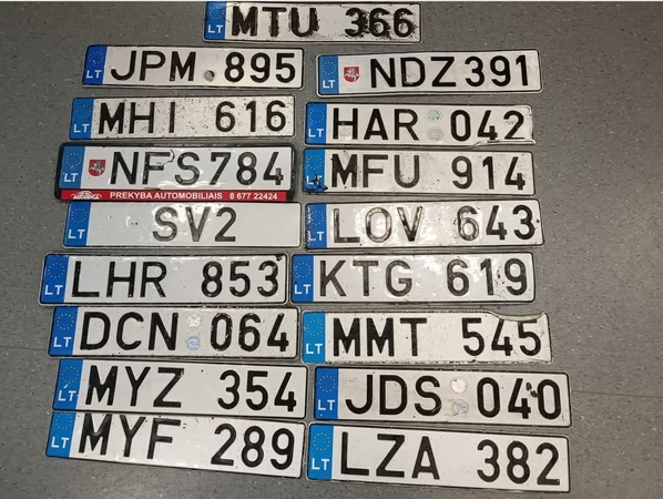 Tvarka: pilietiški klaipėdiečiai surastus automobilių numerius atnešė į policiją.