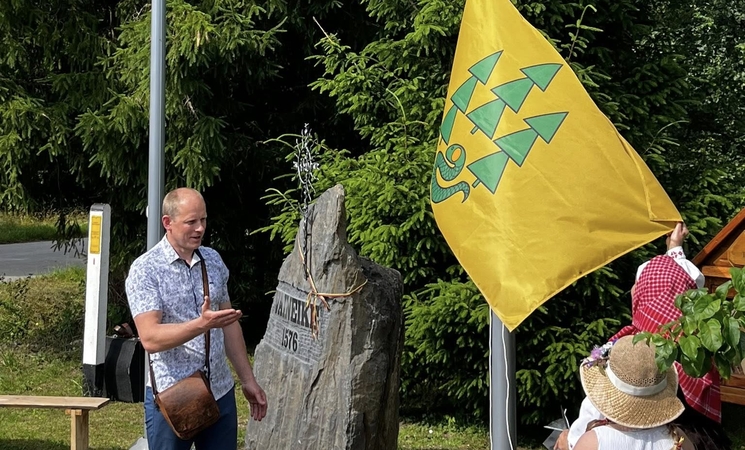 Iškėlė: Vaineikių kaimo herbe miškus atspindi trys eglės ir žaltys