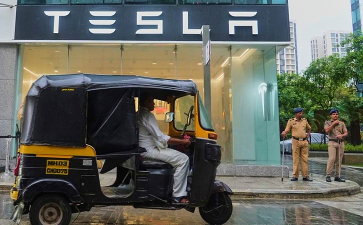 Kontrastai: E. Musko siūlomo pigiausio „Model Y“ kaina Indijoje – 70 tūkst. JAV dolerių, brangiausio elektrinio triračio rikšos automobiliuko – 4,5 tūkst. JAV dolerių.