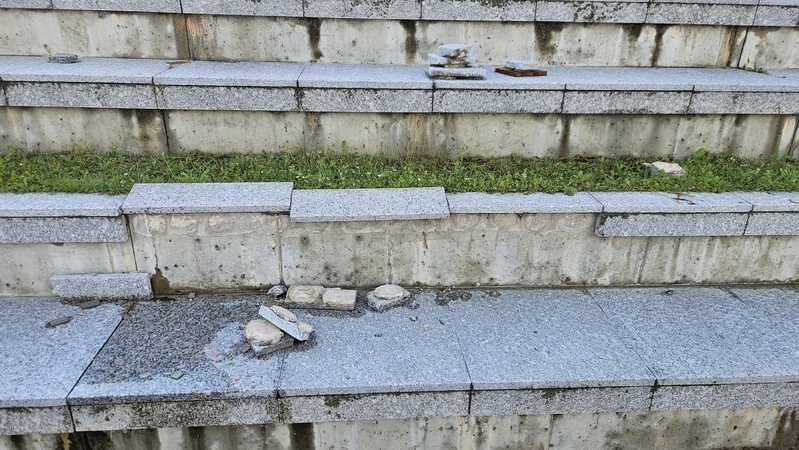 Užkliuvo: žmonės ir anksčiau skųsdavosi, kad naujieji laiptai esą nesaugūs, o ne taip seniai jie pradėjo dar ir byrėti.