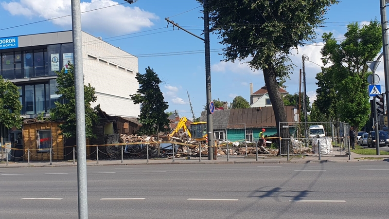 Neliko: sunkioji technika nugriovė sudegusį medinuką.