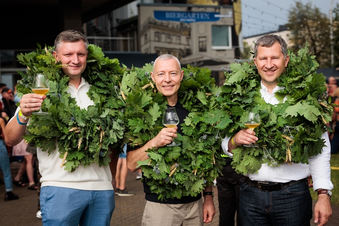 Tradicija: Aludarių šventėje pagerbti „Volfas Engelman“ aludariai (iš kairės) G. Valavičius, P. Sadovkis ir gerenalinis direktorius M. Horbačauskas.