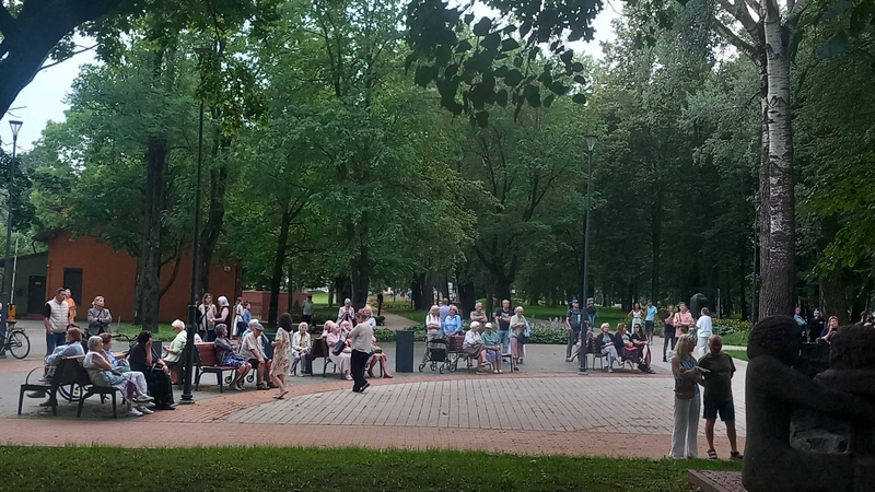 Koncertas: Skulptūrų parke, skambant kompozitoriaus D. Bielkausko muzikai, klaipėdiečiai prisiminė visuomenės veikėją D. Varkalį.