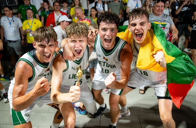 Čempionai: trijulių krepšinio rinktinė (iš kairės – T. Rudys, N. Vitkauskas, T. Augustauskas, I. Leščiauskas) įveikė visus varžovus.