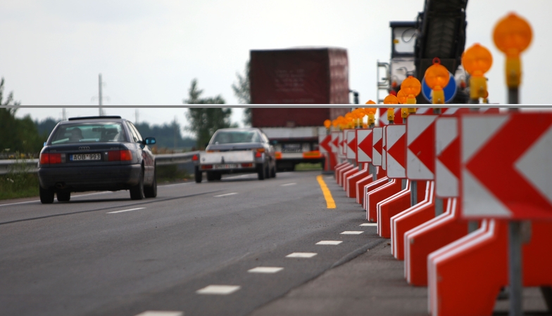 Įspėjo: uždarius nuovažą iš magistralės ties Dirvupiais, teks atgal apsisukti tik Dauparų viaduku.