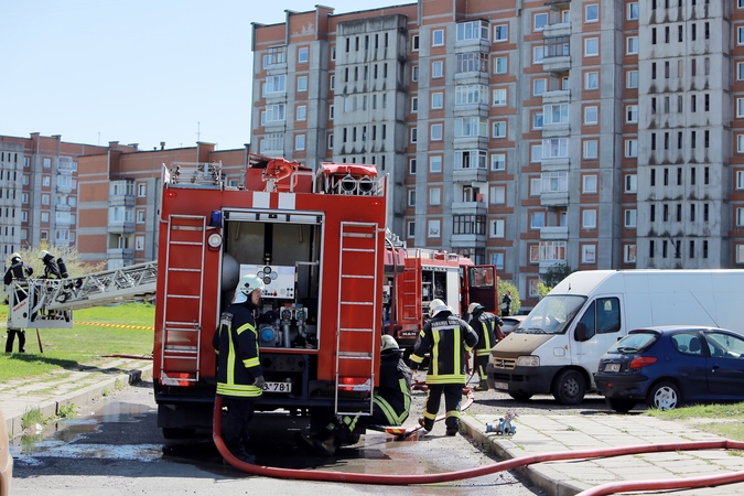 Situacijos: ugniagesiams atvykus į iškvietimą, realios pagalbos prireikia ne visada.