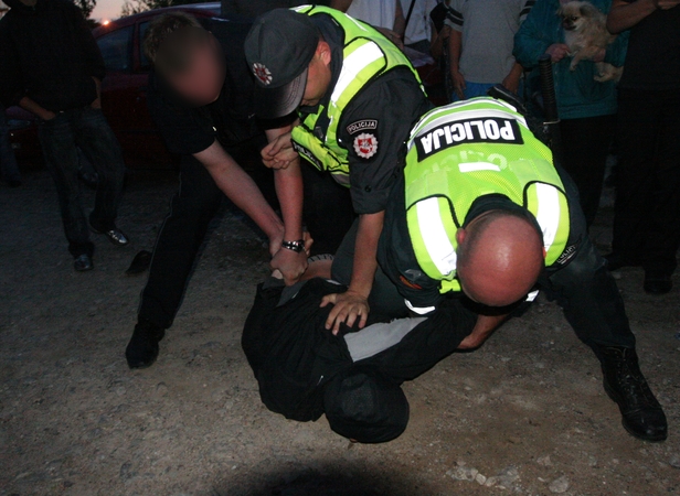 Tarnyba: vasaros naktimis pajūryje policininkams tenka susidurti su agresyviai nusiteikusiais asmenimis.