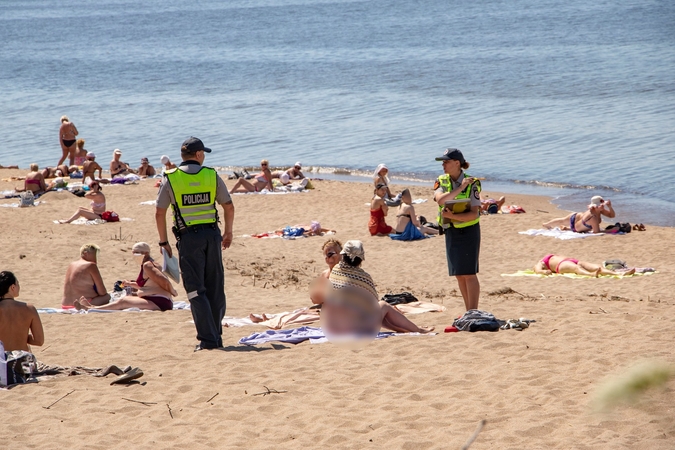 Protestai: iš paplūdimio arčiau molo gujamos moterys nebijodavo nė policininkų.