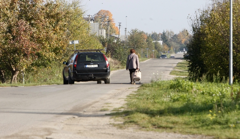 Perspektyva: netrukus dituviškiai galės į sodus važinėti naujai asfaltuotu keliu nuo Mickų kaimo pusės.
