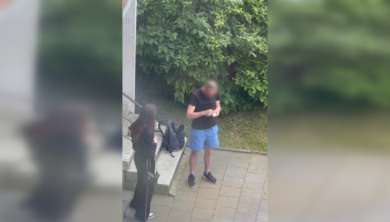 Įtarta: klaipėdiečiams kelia nerimą naujas kaimyno pomėgis kieme nepilnamečiams dalinti cigaretes.
