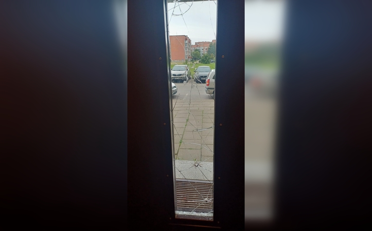 Suniokojo: gyvenamojo daugiabučio durys atrodo tarsi iš siaubo filmo – kažkas jas tarsi sušaudo jau antrą kartą.