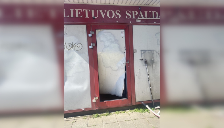 Skundėsi: Rumpiškės kvartale jau dvejus metus stūkso apleistas spaudos kioskas – gyventojai baiminasi, kad tai taps traukos tašku benamiams.
