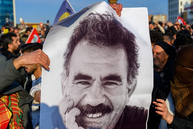 Kankinys: dar 1999 m. suimtas ir įkalintas Kurdistano darbininkų partijos veikėjas Abdullah Öcalanas šiemet netikėtai visus nustebino, pakvietęs savo šalininkus ir bendražygius nutraukti keletą dešimtmečių trukusią kovą bei sudėti ginklus.