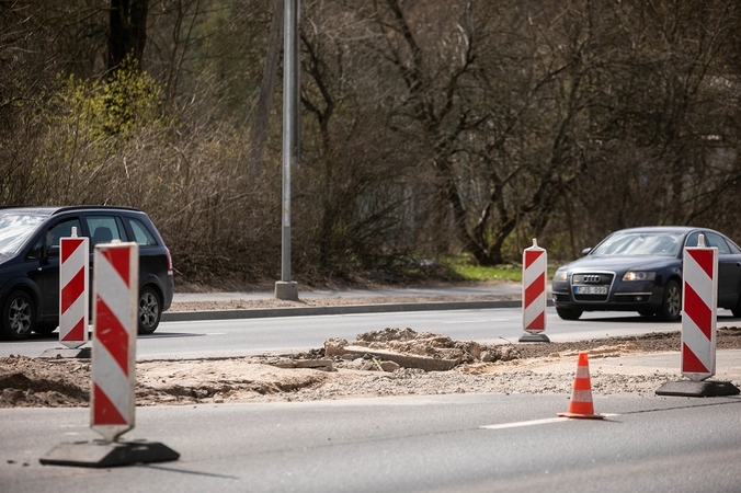 Šiuos kelius „Via Lietuva“ žada atnaujinti iki rugsėjo vidurio 