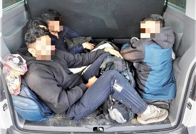 Lietuvoje sulaikytas iš Latvijos į Vakarus nelegalius migrantus gabenęs estas