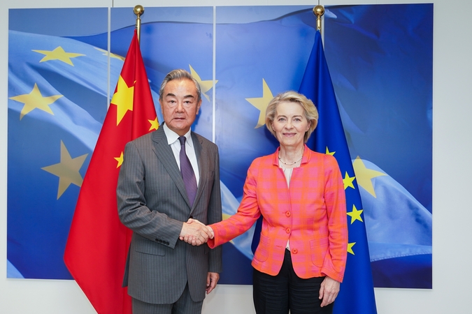 Wang Yi ir Ursula von der Leyen