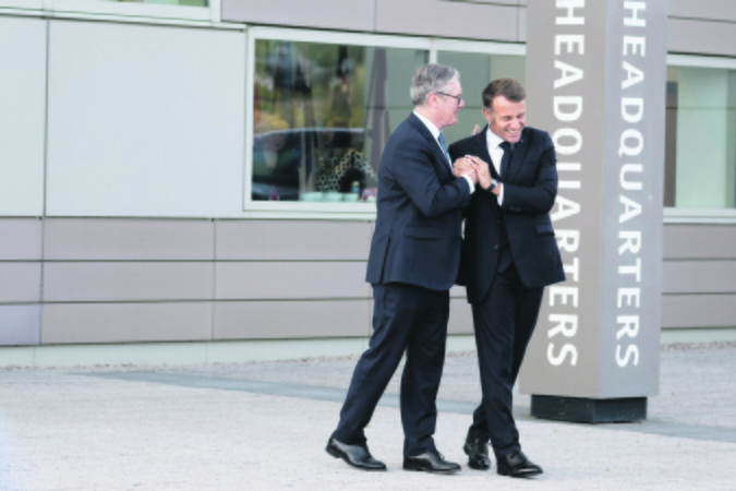 Proveržis: K. Starmeris ir E. Macronas (dešinėje) net kūno kalba demonstravo – dvi branduolinės Europos valstybės kuria stiprų karinį tandemą.