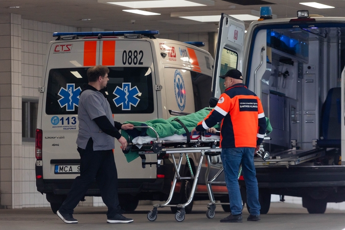 Prie daugiabučio durų rasta jauna moteris mirė vežama į ligoninę