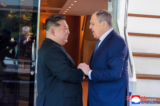 Kim Jong Unas (kairėje) ir Sergejus Lavrovas (dešinėje)