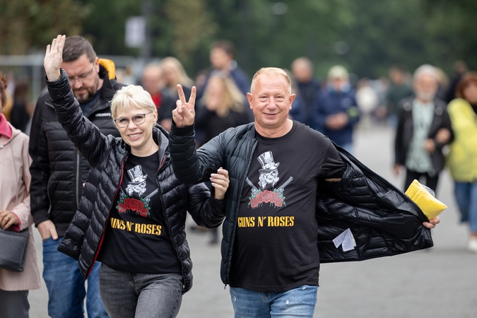 Žmonės renkasi į „Guns N’ Roses“  koncertą