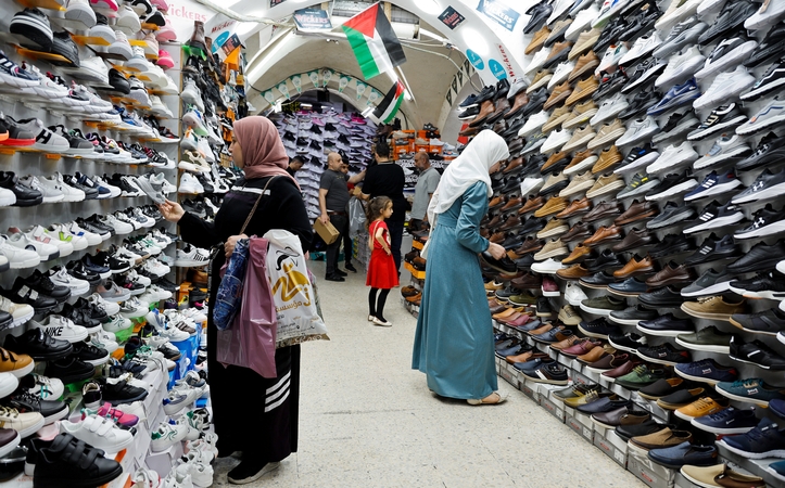 Šaltinis: atvykę pasisvečiuoti į palestiniečių teritorijas Izraelio arabai atsiskaito šekeliais.
