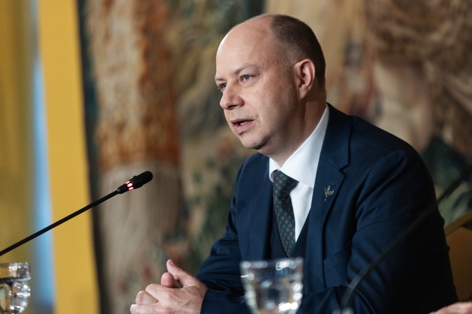Kryptis: „Jei pavyks, mes pabandysime trupučiuką įnešti balansą, kad valdančioji dauguma per daug nenuvažiuotų į kairę“, – sako į koaliciją kviečiamos LVŽS pirmininkas A. Veryga.