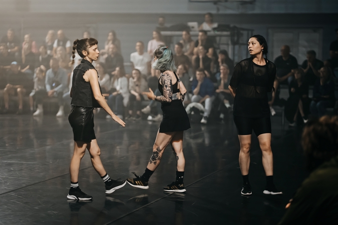 Tema: reivo muzikoje paskandintoje LSMU sporto salėje „While we are here“ tyrinėjo kolektyvinio šokio troškimą.