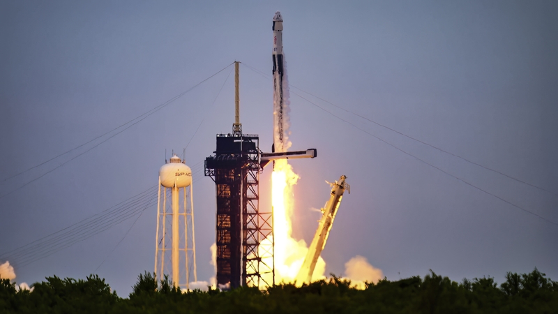 „SpaceX“ vos per 15 valandų nuskraidino į TKS keturis astronautus