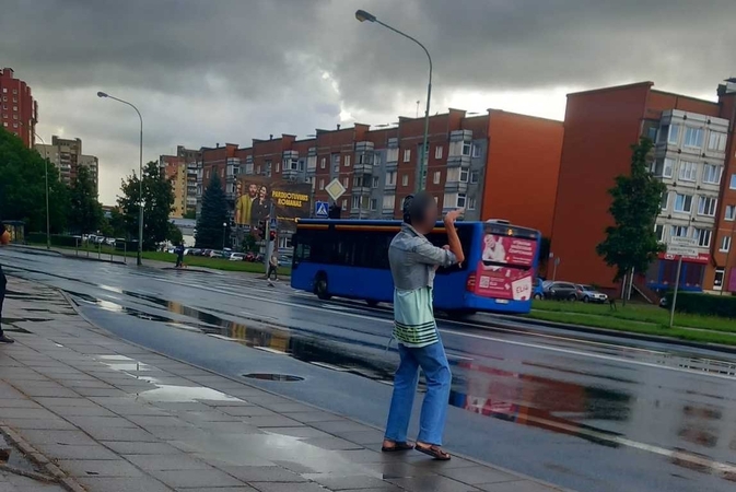 Pažadina: Ievos Simonaitytės gatvės gyventojai kiekvieną rytą pasitinka su tais pačiais garsais – ne žadintuvo, o nepažįstamo vyriškio dainomis.
