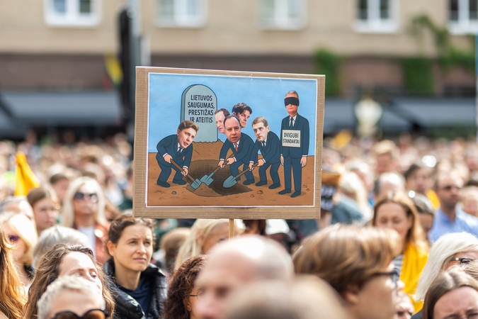 Protesto „Gėdos diena“ dalyviai prie Seimo