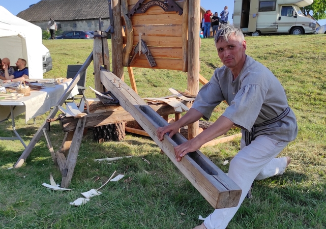 Iš arčiau: G. Čekauskas rodo, kaip seniau rankinėmis skiedrų drožimo staklėmis buvo gaminamos skiedros.