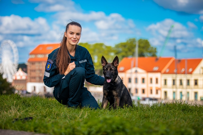 Kinologė Ugnė Straževičiūtė ir tarnybinis šuo Nora