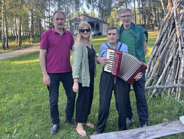 Istorija: Alksniškių kaimo (iš šios vietos buvo išvežti į Sibirą Aleksejūnai) sodyboje šeimininkauja Stasio sūnus Kęstutis (pirmas iš dešinės), prižiūrintis vis dar grojantį akordeonu tėtį. Tai jis, Stasys, atkeliavo iš Sibiro į Lietuvą motinos įsčiose.