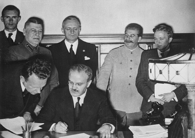Suokalbininkai: Nepuolimo sutartį pasirašo V. Molotovas. Už jo nugaros stovi Stalinas su J. Ribbentropu.