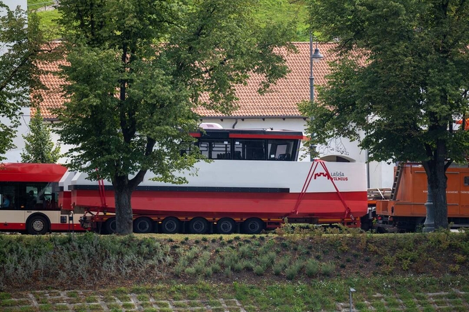 Nerimi Vilniuje pradeda kursuoti antrasis keleivinis laivas „Lašiša“