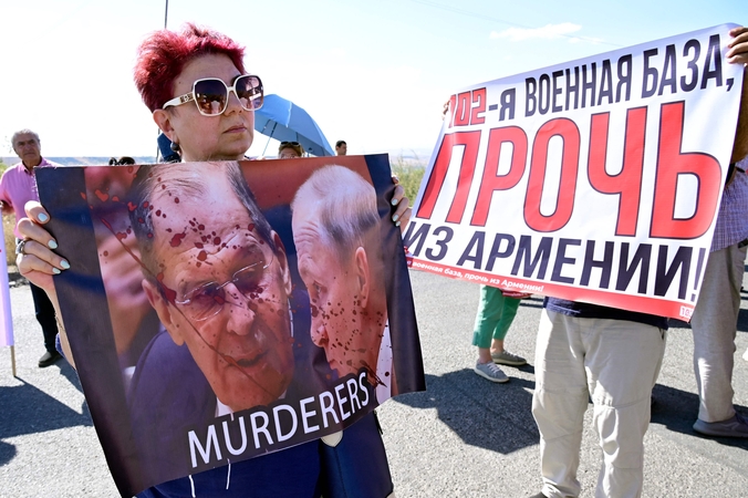 Armėnai surengė mitingą prieš Rusijos kariuomenės bazę: jie turi išvykti
