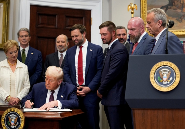 Trumpas pasirašė įsaką dėl naujų muitų įvedimo dešimtims šalių