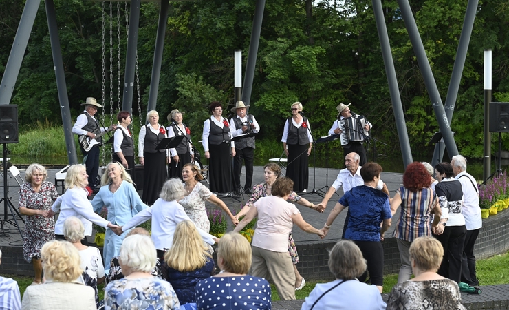Įvairovė: Kaimynystės parke skambėjo romansai, lietuvių estradinės ir liaudies dainosĮvairovė: Kaimynystės parke skambėjo romansai, lietuvių estradinės ir liaudies dainos.