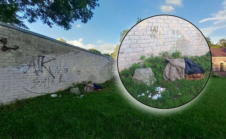 Netvarka: vieta šalia garažų vis labiau primena apleistą kampą, nors yra visai šalia gyvenamųjų namų.
