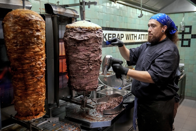Įtampa: kebabai – populiariausias gatvės maistas Vokietijoje, todėl kebabinių darbuotojų streikai – smūgis ne tik darbdaviams, bet ir pirkėjams.