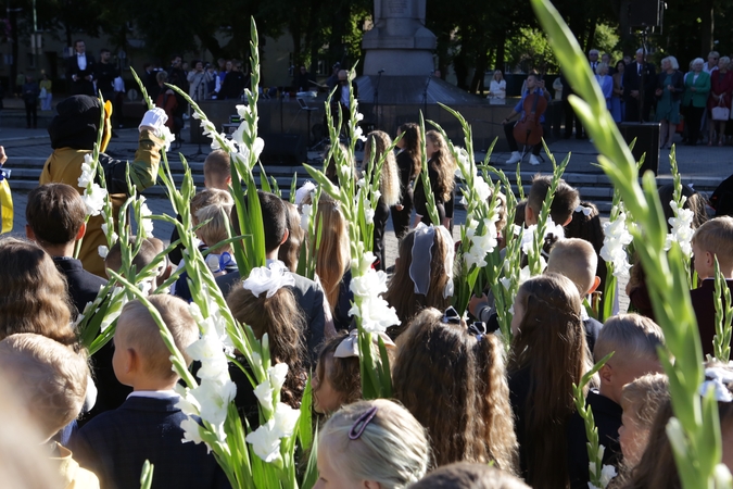 Tradicijos: lietuviai rugsėjo 1-osios proga mokytojams mėgsta dovanoti kardelius.